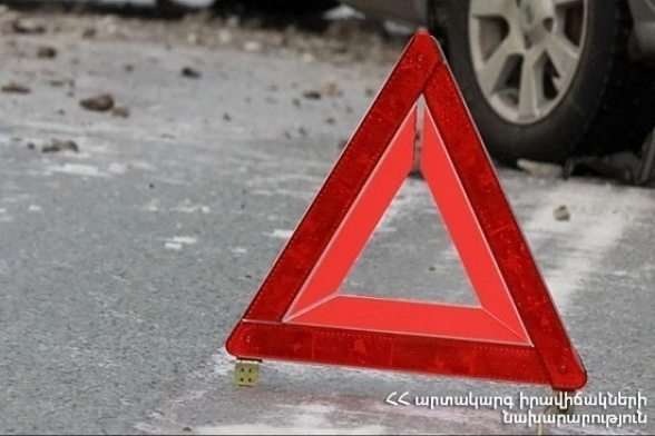 Երևան-Մեղրի ավտոճանապարհին «Mercedes C200» մակնիշի ավտոմեքենան դուրս է եկել ճանապարհի երթևեկելի հատվածից և բախվել գազատար խողովակին